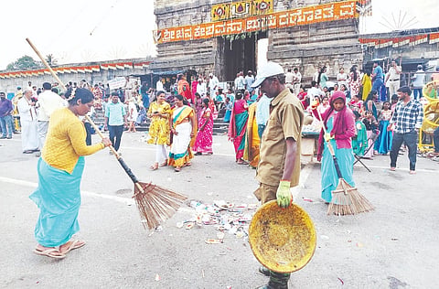  ಶ್ರೀ ಚನ್ನಕೇಶವಸ್ವಾಮಿ ಜಾತ್ರಾ ಮಹೋತ್ಸವ ಹಾಗೂ ರಥೋತ್ಸವದ ನಂತರ ದೇಗುಲ ಆವರಣ ಹಾಗೂ ಪ್ರಮುಖ ಬೀದಿಗಳಲ್ಲಿ ಪೌರ ಕಾರ್ಮಿಕರು ಸ್ವಚ್ಛಗೊಳಿಸಿದರು.