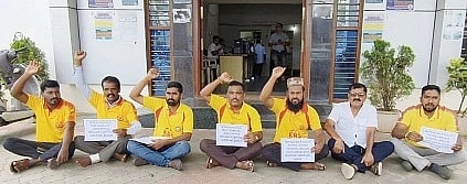  ಬೇಲೂರಿನ ಪುರಸಭೆ ಕಚೇರಿ ಮುಂದೆ ಕೆಆರ್‌ಎಸ್ ಪಕ್ಷದ ಮುಖಂಡು ಪ್ರತಿಭಟನೆ ನಡೆಸಿದರು.