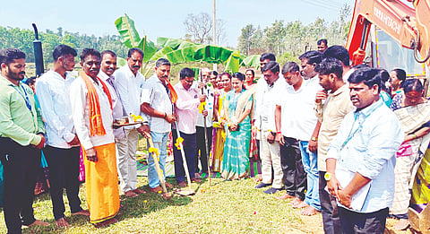 ಶ್ರೀ ಕ್ಷೇತ್ರ ಧರ್ಮಸ್ಥಳ ಗ್ರಾಮಾಭಿವೃದ್ಧಿ ಯೋಜನೆಯಿಂದ ತಾಲೂಕಿನ ತೊಳಲು ಗ್ರಾಮದ ಮಳಲಿಕೆರೆ ಹೂಳೆತ್ತುವ ಕಾರ್ಯಕ್ಕೆ ಭೂಮಿಪೂಜೆ ನೆರವೇರಿಸಲಾಯಿತು. ಮಂಜುಳಾ, ಸೋಮಶೇಖರ್, ವೆಂಕಟೇಶ್, ಪ್ರದೀಪ್ ಇದ್ದರು.