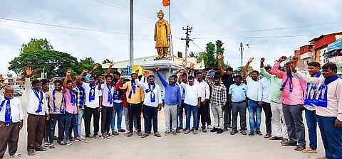 ಬೇಲೂರು ಪಟ್ಟಣದ ಬಸವೇಶ್ವರ ವೃತ್ತದಲ್ಲಿ ದಲಿತ ಮುಖಂಡರು ಪ್ರತಿಭಟನೆ ನಡೆಸಿದರು.