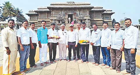 ಚಾಮುಂಡೇಶ್ವರಿ ವಿದ್ಯುತ್ ಸರಬರಾಜು ನಿಯಮಿತ (ಸೆಸ್ಕ್) ಬೇಲೂರು ಉಪ ವಿಭಾಗದ ನೌಕರರು ಬುಧವಾರ ಪಟ್ಟಣದ ಶ್ರೀ ಚನ್ನಕೇಶವಸ್ವಾಮಿ ದೇವಸ್ಥಾನದಲ್ಲಿ ಪೂಜೆ ಸಲ್ಲಿಸಿದರು. ಕಾರ್ಯಪಾಲಕ ಇಂಜಿನಿಯರ್ ವೆಂಕಟೇಶ್, ಸಹಾಯಕ ಕಾರ್ಯಪಾಲಕ ಇಂಜಿನಿಯರ್ ಬಸವರಾಜು ಇತರರು ಇದ್ದರು.