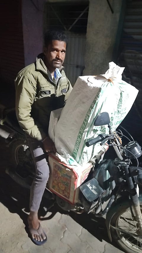  ಚಿಂತಾಮಣಿಯಲ್ಲಿ ಅಕ್ರಮವಾಗಿ ಮದ್ಯ ಸಾಗಣೆ ಮಾಡಿ ಸಿಕ್ಕಿಹಾಕಿಕೊಂಡಿರುವ ಆರೋಪಿ ಮಂಜುನಾಥ್​ ಮತ್ತು ಮಾಲು ವಾಹನ.
