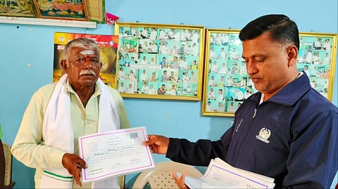 ಚಿಂತಾಮಣಿ ತಾಲೂಕಿನ ಚೌಡದೇನಹಳ್ಳಿ ಹಾಲು ಉತ್ಪಾದಕ ಸಹಕಾರ ಸಂದ ಅಧ್ಯಕ್ಷರಾಗಿ ಅವಿರೋಧವಾಗಿ ಆಯ್ಕೆಯಾದ ವೆಂಕರೆಡ್ಡಿ ಅವರಿಗೆಚುನಾವಣಾಧಿಕಾರಿ ನಾಗರಾಜ್​ ಪ್ರಮಾಣ ಪತ್ರ ವಿತರಣೆ ಮಾಡಿದರು. 