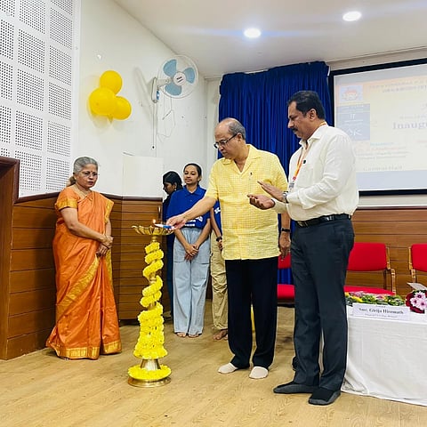 ಬೆಳಗಾವಿಯ ಲಿಂಗರಾಜ ಪಿಯು ಕಾಲೇಜಿನಲ್ಲಿ ಹಮ್ಮಿಕೊಂಡಿದ್ದ ‘ಕೈರೋಸ್-25’ ಸಾಂಸ್ಕೃತಿಕ ಉತ್ಸವವನ್ನು  ಗುರುವಾರ ಮಹಾಂತೇಶ ಕವಟಗಿಮಠ ಉದ್ಘಾಟಿಸಿದರು. ಗಿರಿಜಾ ಹಿರೇಮಠ, ರವಿ ಭಜಂತ್ರಿ ಇದ್ದಾರೆ.