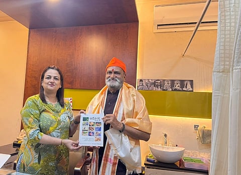 ಬೆಳಗಾವಿಯಲ್ಲಿ ಶನಿವಾರ ಶ್ರೀರಾಮ ಸೇನೆ ಮುಖಂಡ ಪ್ರಮೋದ ಮುತಾಲಿಕರನ್ನು ಡಾ.ಸೋನಾಲಿ ಸರ್ನೋಬತ್ ಸನ್ಮಾನಿಸಿದರು.