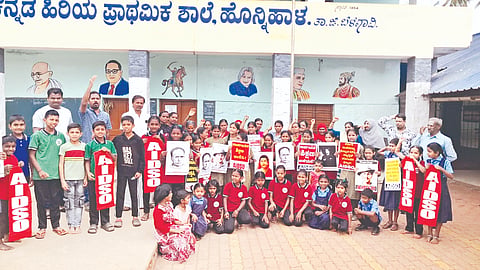 ಕೆಪಿಎಸ್ ಮ್ಯಾಗ್ನೆಟ್ ಯೋಜನೆ ವಿರೋಧಿಸಿ ಬೆಳಗಾವಿ ತಾಲೂಕಿನ ಹೊನ್ನಿಗಾಳ ಗ್ರಾಮದಲ್ಲಿ ಎಐಡಿಎಸ್‌ಒ ನೇತೃತ್ವದಲ್ಲಿ ಪ್ರತಿಭಟಿಸಲಾಯಿತು. ಮಹಾಂತೇಶ ಬಿಳೂರ, ಸಂತೋಷಕುಮಾರ ಮಠದ, ಕಿರಣ, ರೋಹಿಣಿ ದೇಸಾಯಿ ಇತರರಿದ್ದರು.