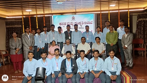 ಬೆಳಗಾವಿಯಲ್ಲಿ ಶನಿವಾರ ಜರುಗಿದ ಸ್ವಾತಂತ್ರೃ ಹೋರಾಟಗಾರ ರಾಜೇಂದ್ರ ಕಲಘಟಗಿ ಜತೆಗಿನ ಸಾಧಕರ ಸಂವಾದದಲ್ಲಿ ಕೆ.ಎಚ್.ಚನ್ನೂರ, ವಿದ್ಯಾವತಿ ಭಜಂತ್ರಿ, ವೈ.ಡಿ.ಹಿಮ್ಮಡಿ ಹಾಗೂ ವಿದ್ಯಾರ್ಥಿಗಳು ಪಾಲ್ಗೊಂಡಿದ್ದರು.