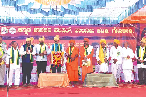 ಹಡಗಿನಾಳ ಗ್ರಾಮದಲ್ಲಿ ಹಮ್ಮಿಕೊಂಡಿದ್ದ ತಾಲೂಕು ಮಟ್ಟದ ಪ್ರಥಮ ಕನ್ನಡ ಜಾನಪದ ಸಮ್ಮೇಳನವನ್ನು ಡಾ.ಸಿ.ಟಿ.ಗುರುಪ್ರಸಾದ ಉದ್ಘಾಟಿಸಿದರು. ಅರವಿಂದ ಪಾಶ್ಚಾಪುರ, ಬಸಗೌಡ ಪಾಟೀಲ ಇತರರಿದ್ದರು.