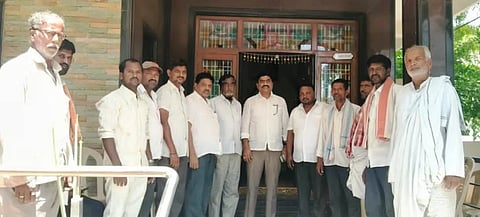 ಯಾದಗಿರಿ ಕಾಂಗ್ರೆಸ್​ ಜಿಲ್ಲಾಧ್ಯಕ್ಷ ಬಸರೆಡ್ಡಿ ಅನಪುರ ಅವರ ನಿವಾಸಕ್ಕೆ ಗುರುಮಠಕಲ್​ ತಾಲೂಕಿನ ಪುಟಪಾಕ ಗ್ರಾಮದ ರೈತರು ತೆರಳಿ ಹಳ್ಳದ ಮೇಲೆ ರಸ್ತೆ ನಿಮಿಸುವಂತೆ ಮನವಿ ಮಾಡಿದರು.