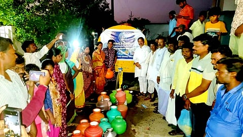 ಗುರುಮಠಕಲ್​ ಮತೇತ್ರದ ನವನಗರ ಬಡಾವನೆಯಲ್ಲಿ ಕೆಪಿಸಿಸಿ ಸದಸ್ಯ ಶರಣಪ್ಪ ಮಾನೇಗರ ಎರಡು ಟ್ಯಾಂಕರ್​ ಮೂಲಕ ಸಾರ್ವಜನಿಕರಿಗೆ ಉಚಿತ ನೀರು ಸರಬರಾಜು ಮಾಡುತ್ತಿರುವುದು.