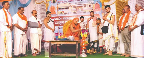 ಹೊನ್ನಾವರದಲ್ಲಿ ರಾಮಕ್ಷತ್ರಿಯ ಸಮಾಜದ ಶ್ರೀ ಲಕ್ಷ್ಮೀನಾರಾಯಣ ದೇವಸ್ಥಾನದ ಎರಡನೇ ಸಭಾಭವನವನ್ನು ಸ್ವರ್ಣವಲ್ಲೀ ಶ್ರೀಮದ್ ಗಂಗಾಧರೇಂದ್ರ ಸರಸ್ವತೀ ಮಹಾಸ್ವಾಮೀಜಿಯವರು ಲೋಕಾರ್ಪಣೆಗೊಳಿಸಿದರು. ಮೋಹನ ಸಾಳೇಹಿತ್ತಲ, ಭವಾನಿಶಂಕರ ಕಾಣಕೋಣಕರ ರಾಜು ನಾಯ್ಕ ಇತರರಿದ್ದರು.