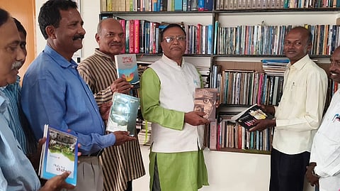 ಹಾಸನದ ವಿದ್ಯಾನಗರ ಬಡಾವಣೆಯ ಚಿತ್ರಕಲಾ ನಿವೃತ್ತ ಶಿಕ್ಷಕ ಬಿ.ಎಸ್.ದೇಸಾಯಿ ಅವರ ನಿವಾಸದ ಕಲಾ ಗ್ಯಾಲರಿಯಲ್ಲಿ ಕನ್ನಡ ಪುಸ್ತಕ ಪ್ರಾಧಿಕಾರದ ಮನೆಗೊಂದು ಗ್ರಂಥಾಲಯ ಅನುಷ್ಠಾನ ಸಮಾರಂಭ ಹಮ್ಮಿಕೊಳ್ಳಲಾಗಿತ್ತು. ಡಾ.ಮಾನಸ, ಆರ್.ಸಿ.ಕಾರದಕಟ್ಟಿ, ಗೊರೂರು ಅನಂತರಾಜು ಇತರರಿದ್ದರು.
