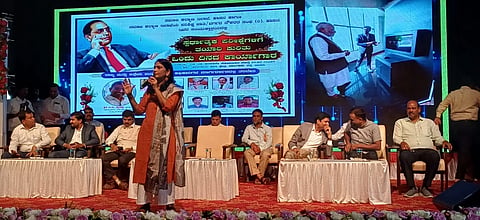 ಹಾಸನದ ಹಾಸನಾಂಬ ಕಲಾ ಕ್ಷೇತ್ರದಲ್ಲಿ ಆಯೋಜಿಸಿದ್ದ ಕಾರ್ಯಕ್ರಮದಲ್ಲಿ ಡಿಸಿ ಲತಾ ಕುಮಾರಿ ಮಾತನಾಡಿದರು. ಮಹೇಶ್,  ಡಾ.ಎನ್.ಆರ್.ಪುರುಷೋತ್ತಮ, ಜಗದೀಶ್ ಗಂಗಣ್ಣವರ್ ದೂದ್ ಪೀರ್ ಇತರರಿದ್ದರು.