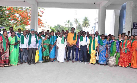 ಚಿಕ್ಕಬಳ್ಳಾಪುರದಲ್ಲಿ ಬೃಹತ್ ಬೈಕ್ ರ‌್ಯಾಲಿ ಹಾಗೂ ವಿಧಾನಸೌಧ ಮುತ್ತಿಗೆ ಕಾರ್ಯಕ್ರಮದಲ್ಲಿ ಪಾಲ್ಗೊಳ್ಳಲು ಹಾಸನ ಜಿಲ್ಲೆಯ ವಿವಿಧ ಭಾಗಗಳಿಂದ ನೂರಾರು ಜನ ರೈತರು ರೈಲಿನ ಮೂಲಕ ಪ್ರಯಾಣ ಬೆಳೆಸಿದರು.
