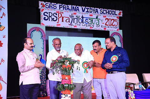 ನಗರದ ಎಸ್‌ಆರ್‌ಎಸ್ ಪ್ರಜ್ಞಾ ವಿದ್ಯಾಶಾಲೆ ಶಾಲಾ ವಾರ್ಷಿಕೋತ್ಸವ ಎಸ್‌ಆರ್‌ಎಸ್ ಪ್ರಜ್ಞೋತ್ಸವ ಸಮಾರಂಭ ಆಯೋಜಿಸಲಾಗಿತ್ತು. ಟಿ.ಎಚ್.ಅಪ್ಪಾಜಿಗೌಡ, ಡಾ.ಎಚ್.ಎಲ್.ಮಲ್ಲೇಶ್‌ಗೌಡ,  ಕೆ.ಎನ್ ಬಲರಾಮ್,  ಕೆ. ರಂಗನಾಥ್ ಇತರರು ಇದ್ದರು.