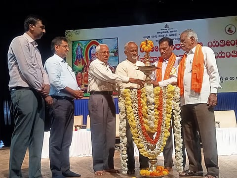 ಹಾಸನಾಂಬ ಕಲಾಕ್ಷೇತ್ರದಲ್ಲಿ ಆಯೋಜಿಸಿದ್ದ ಯೋಗಿ ನಾರೇಯಣ ಯತೀಂದ್ರರ ( ಕೈವಾರ ತಾತಯ್ಯ ) ಜಯಂತಿಯನ್ನು ಗಣ್ಯರು ಉದ್ಘಾಟಿಸಿದರು. ಮಲ್ಲೇಶ್ ಗೌಡ, ರಮೇಶ್, ಎನ್.ಎಲ್ ಚನ್ನೇಗೌಡ, ಎಚ್.ಪಿ.ತಾರಾನಾಥ್ ಇದ್ದರು.