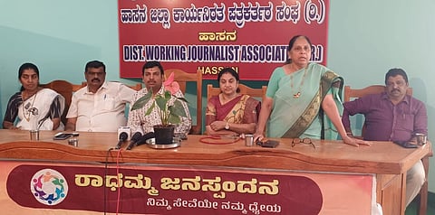 ಜಿಲ್ಲಾ ಕಾರ್ಯನಿರತ ಪತ್ರಕರ್ತರ ಸಂಘದ ಕಚೇರಿಯಲ್ಲಿ ಎಚ್.ಪಿ.ವಿ. ಲಸಿಕೆ ಹಾಕುವ ಹಾಗೂ ಅರಿವು ಕಾರ್ಯಕ್ರಮ ಆಯೋಜಿಸಲಾಗಿತ್ತು. ಡಾ. ಪ್ರೇಮಲತಾ,  ಡಾ. ಎ.ಸಾವಿತ್ರಿ, ಜೆ.ಆರ್.ಕೆಂಚೇಗೌಡ, ಹೇಮಂತ್, ರವಿ ನಾಕಲಗೂಡು ಇದ್ದರು.