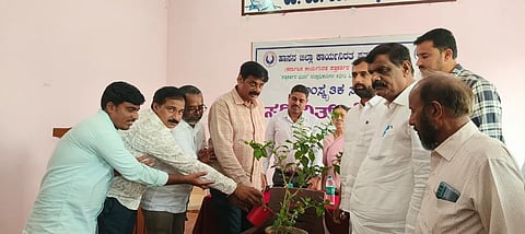 ಹಾಸನ ಜಿಲ್ಲಾ ಪತ್ರಕರ್ತರ ಸಂಘದ ಸಾಂಸ್ಕೃತಿಕ ಸಮಿತಿಯ ಸ್ಟಡಿ ವಿತ್ ಸೊಸೈಟಿ ಕಾರ್ಯಕ್ರಮದಡಿಯಲ್ಲಿ ಹಮ್ಮಿಕೊಂಡಿದ್ದ ಮಾನನಷ್ಟ ಮೊಕದ್ದಮೆ, ಸಾರ್ವಜನಿಕ ಹಿತಾಸಕ್ತಿಗಳೊಂದಿಗೆ ಪತ್ರಿಕೋದ್ಯಮ ವಿಷಯ ಕುರಿತು ಉಪನ್ಯಾಸ ಕಾರ್ಯಕ್ರಮವನ್ನು ಗಣ್ಯರು ಉದ್ಘಾಟಿಸಿದರು. ವಕೀಲ ಸೂರ್ಯ ಮುಕುಂದರಾಜ್,  ಎಚ್.ಬಿ.ಮದನಗೌಡ, ಜೆ.ಆರ್.ಕೆಂಚೇಗೌಡ ಇತರರಿದ್ದರು.