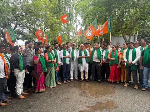 ಗೊರೂರು ಹೇಮಾವತಿ ಜಲಾಶಯದ ಮುಖ್ಯಭಿಯಂತರರ ಕಚೇರಿ ಎದುರು ಬಿಜೆಪಿ ರೈತ ಮೋರ್ಚಾದಿಂದ ಪ್ರತಿಭಟನೆ ನಡೆಸಲಾಯಿತು. ಡಾ.ನವೀನ್ ಕುಮಾರ್, ಶಾಸಕ ಸಿಮೆಂಟ್ ಮಂಜು, ನಾರಾಯಣ ಗೌಡ ಇತರರಿದ್ದರು.