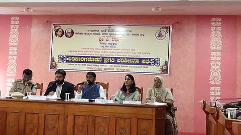 ನಗರದ ಜಿಲ್ಲಾ ಪಂಚಾಯಿತಿಯ ಹೊಯ್ಸಳ ಸಭಾಂಗಣದಲ್ಲಿ ರಾಜ್ಯ ಸಫಾಯಿ ಕರ್ಮಚಾರಿಗಳ ಆಯೋಗದ ಅಧ್ಯಕ್ಷ ಪಿ.ರಘು ಪ್ರಗತಿ ಪರಿಶೀಲನಾ ಸಭೆ ನಡೆಸಿದರು. ಜಿಲ್ಲಾಧಿಕಾರಿ ಲತಾ ಕುಮಾರಿ, ಸಿಇಒ ಶುಭಂ ಶುಕ್ಲ, ಎಎಸ್ಪಿ ಶ್ರಿನಿಧಿ, ರಘು ಇತರರಿದ್ದರು.