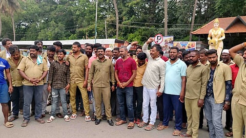 ಆಟೋ ಗ್ಯಾಸ್ ಅಭಾವ ಹಾಗೂ ದರ ಏರಿಕೆ ಖಂಡಿಸಿ ಆಟೋ ಚಾಲಕರು ನಗರದ ಹೇಮಾವತಿ ಪ್ರತಿಮೆ ಬಳಿ ಪ್ರತಿಭಟನೆ ನಡೆಸಿದರು.