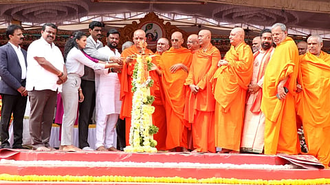 ಹಾಸನ ನಗರದ ಜಿಲ್ಲಾ ಕ್ರೀಡಾಂಗಣದಲ್ಲಿ ಗುರುವಾರ ಆದಿಚುಂಚನಗಿರಿ 28ನೇ ರಾಜ್ಯಮಟ್ಟದ ಕ್ರೀಡಾಕೂಟವನ್ನು ಶ್ರೀನಿರ್ಮಲಾನಂದನಾಥ ಸ್ವಾಮೀಜಿ ಉದ್ಘಾಟಿಸಿದರು. ಶಾಸಕ ಸ್ವರೂಪ್ ಪ್ರಕಾಶ್, ಸಿ.ಎನ್.ಬಾಲಕೃಷ್ಣ, ಶ್ರೀಮಂಗಳನಾಥ ಸ್ವಾಮೀಜಿ, ಶ್ರೀಸೋಮನಾಥ ಸ್ವಾಮೀಜಿ, ಶ್ರೀ ಚಂದ್ರಶೇಖರನಾಥ ಸ್ವಾಮೀಜಿ, ಶ್ರೀ ಸೌಮ್ಯನಾಥ ಸ್ವಾಮೀಜಿ, ಶ್ರೀ ಶಂಭುನಾಥ ಸ್ವಾಮೀಜಿ ಇತರರಿದ್ದರು.