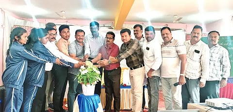 ಕಡೂರಿನಲ್ಲಿ ಸಮಾಜಕಲ್ಯಾಣ ಇಲಾಖೆಯ ಮೆಟ್ರಿಕ್‌ಪೂರ್ವ ವಿದ್ಯಾರ್ಥಿ ನಿಲಯಗಳ ಎಸ್‌ಎಸ್‌ಎಲ್‌ಸಿ ವಿದ್ಯಾರ್ಥಿಗಳಿಗೆ ಪರೀಕ್ಷೆ ಕುರಿತು ಏರ್ಪಡಿಸಿದ್ದ ಕಾರ್ಯಾಗಾರವನ್ನು ಬಿಇಒ ಎಂ.ಎಚ್.ತಿಮ್ಮಯ್ಯ ಉದ್ಘಾಟಿಸಿದರು. ದೇವರಾಜ್, ನಟರಾಜ್, ಯಶ್ವಂತ್, ಮಧು ಮತ್ತಿತರಿದ್ದರು.