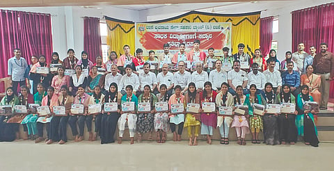 ಬಜಪೆ ವ್ಯವಸಾಯ ಸೇವಾ ಸಹಕಾರಿ ಬ್ಯಾಂಕ್‌ನ ವತಿಯಿಂದ ಎಸ್ಸೆಸ್ಸೆಲ್ಸಿ ಹಾಗೂ ದ್ವಿತೀಯ ಪಿಯುಸಿವಿದ್ಯಾರ್ಥಿ-ವಿದ್ಯಾರ್ಥಿನಿಯರಿಗೆ ನಗದು ಪುರಸ್ಕಾರ ಹಾಗೂ ಸನ್ಮಾನ ಕಾರ್ಯಕ್ರಮ ಶನಿವಾರ ನಡೆಯಿತು. ಬ್ಯಾಂಕಿನ ಅಧ್ಯಕ್ಷ ಡೆನಿಸ್ ಡಿಸೋಜ, ಅಲ್ವಿನ್ ಅರುಣ್ ನೊರೂನ್ಹ ಮೊದಲಾದವರಿದ್ದರು.