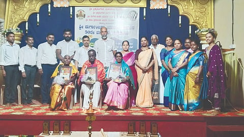  ಆಟಿದ ಗೌಜಿ ಗಮ್ಮತ್ ಕಾರ್ಯಕ್ರಮದಲ್ಲಿ ಸಾಧಕರನ್ನು ಸನ್ಮಾನಿಸಲಾಯಿತು. ಲೇಖಕಿ, ಶಿಕ್ಷಕಿ ವಿಜಯಲಕ್ಷ್ಮೀ ಕಟೀಲು, ಕಿನ್ನಿಗೋಳಿ ಪಟ್ಟಣ ಪಂಚಾಯಿತಿ ಅಧ್ಯಕ್ಷ ಗುರುರಾಜ್, ಉಪಾಧ್ಯಕ್ಷೆ ಪದ್ಮಲತಾ, ಸದಸ್ಯರಾದ ಲೋಕಯ್ಯ ಸಾಲ್ಯಾನ್ ಮತ್ತಿತರರಿದ್ದರು.