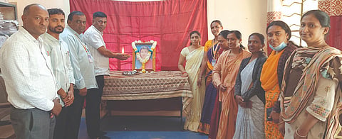 ಚನ್ನಮ್ಮನ ಕಿತ್ತೂರಿನ ಕ್ಷೇತ್ರ ಶಿಕ್ಷಣಾಧಿಕಾರಿಗಳ ಕಚೇರಿಯಲ್ಲಿ ಸಾವಿತ್ರಿಬಾಯಿ ುಲೆ ಜಯಂತಿ ಆಚರಿಸಲಾಯಿತು. ಸಿ.ವೈ.ತುಬಾಕಿ, ಸಂಗೀತಾ ಹೊಸೂರ ಇತರರಿದ್ದರು.