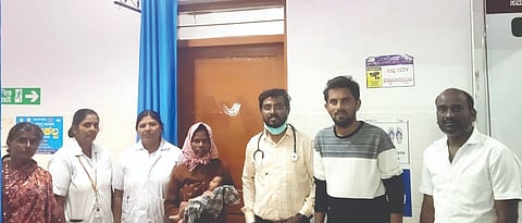 ತಾಯಿ ಶಾರದಮ್ಮ ಹಾಗೂ ಮಗುವಿನೊಂದಿಗೆ ವೈದ್ಯರಾದ ಡಾ. ಶರಣಬಸವ ಬಿ, ಡಾ. ಶರಣಪ್ಪ ಸಿಂಗನಾಳ ಹಾಗೂ ಸಿಬ್ಬಂದಿ ರಾಘವೇಂದ್ರ ಇತರರಿದ್ದರು. 