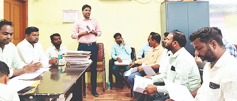 ಕನಕಗಿರಿಯ ತಾಪಂನಲ್ಲಿ ಆಯೋಜಿಸಿದ್ದ 2026-27ನೇ ಸಾಲಿನ ತಾಲೂಕು ಮಟ್ಟದ ಪ್ರಥಮ ಗ್ಯಾರಂಟಿ ಯೋಜನೆಯ ಪ್ರಗತಿ ಪರಿಶೀಲನಾ ಸಭೆಯಲ್ಲಿ ಸಿಡಿಪಿಒ ವಿರೂಪಾಕ್ಷಿ ಮಾತನಾಡಿದರು. ತಾಪಂ ಇಒ ಕೆ.ರಾಜಶೇಖರ್, ಗ್ಯಾರಂಟಿ ಸಮಿತಿ ಸದಸ್ಯರಾದ ಕನಕಪ್ಪ ತಳವಾರ, ಯಮನೂರಪ್ಪ, ಜಗದೀಶ್ ರಾಠೋಡ್ ಇತರರಿದ್ದರು. 