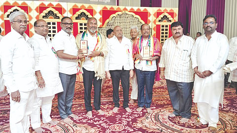 ಶಿರಗೂರ ಗ್ರಾಮದಲ್ಲಿ ಹಮ್ಮಿಕೊಂಡಿದ್ದ ಪಂಚಕಲ್ಯಾಣ ಮಹೋತ್ಸವದ ದೀಕ್ಷಾಕಲ್ಯಾಣ ರಾಜ್ಯಾಭಿಷೇಕ ಕಾರ್ಯಕ್ರಮದಲ್ಲಿ ರಮೇಶ ಕತ್ತಿ, ಮಹಾವೀರ ನಿಲಜಗಿ ಅವರನ್ನು ಸನ್ಮಾನಿಸಲಾಯಿತು. ವೀರಕುಮಾರ ಪಾಟೀಲ, ಅಭಿನಂದನ ಪಾಟೀಲ, ಉತ್ತಮ ಪಾಟೀಲ, ಭರತೇಶ ಪಾಟೀಲ, ಗೊಮ್ಮಟೇಶ ಪಾಟೀಲ ಇತರರಿದ್ದರು.