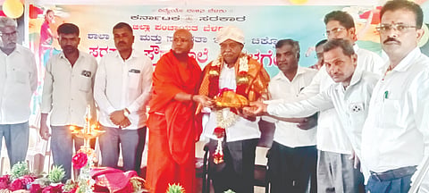 ಮಕ್ಕಳಗೇರಿ ಗ್ರಾಮದ ಸರ್ಕಾರಿ ಪ್ರೌಢಶಾಲೆಯಲ್ಲಿ "ವಿಜಯವಾಣಿ ವಿದ್ಯಾರ್ಥಿ ಉದ್ಯೋಗ ಮಿತ್ರ' ಪತ್ರಿಕೆ ಉಚಿತವಾಗಿ ಕೊಡುಗೆ ನೀಡಿದ ಜಿಪಂ ಮಾಜಿ ಸದಸ್ಯ ಟಿ.ಆರ್​.ಕಾಗಲ್​ ಅವರನ್ನು ಸನ್ಮಾನಿಸಲಾಯಿತು. ನಾಗೇಶ್ವರ ಸ್ವಾಮೀಜಿ, ಬಸವರಾಜ ದಂಡಿನ, ಎಸ್​.ಜಿ.ವಲ್ಯಾಪುರಿ ಇತರರಿದ್ದರು.