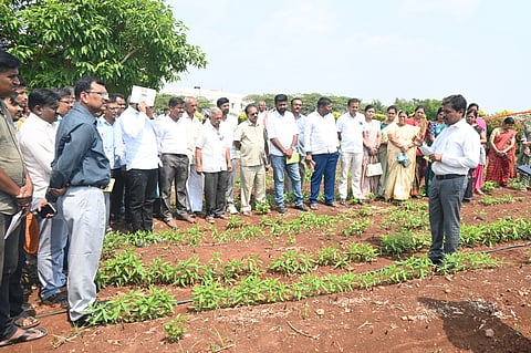  ಬೈಲಹೊಂಗಲ ತಾಲೂಕಿನಲ್ಲಿ  ರೈತರಿಗೆ  ಸಮತೋಲಿತ ರಸಗೊಬ್ಬರ ಮತ್ತು ಇತರೆ ಕೃಷಿ ಪರಿಕರಗಳ ಬಳಕೆ ಕುರಿತು ಡಾ.ಮಂಜುನಾಥ ಚೌರಡ್ಡಿ ರೈತರಿಗೆ ಅರಿವು ಮೂಡಿಸಿದರು. ಎಚ್.ಡಿ.ಕೋಳೇಕರ್ ಇತರರಿದ್ದರು.
