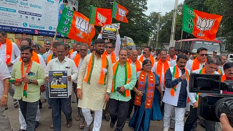 ಬೆಳಗಾವಿ ನಗರದ ಚನ್ನಮ್ಮ ವೃತ್ತದಲ್ಲಿ  ಬಿಜೆಪಿ ಕಾರ್ಯಕರ್ತರು ಪ್ರತಿಭಟನೆ ನಡೆಸಿದರು. ಲಿಂಗರಾಜು ಪಾಟೀಲ, ಸುಭಾಷ ಪಾಟೀ, ಗೀತಾ ಸುತಾರ, ಸಂಜಯ ಪಾಟೀಲ, ವಿರೂಪಾಕ್ಷ ಮಾಮನಿ ಇತರರಿದ್ದರು.