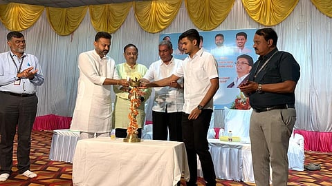 ಬೆಳಗಾವಿ ನಗರದ ಧರ್ಮನಾಥ ಭವನದಲ್ಲಿ ಗುರುವಾರ  ಬೆಳಗಾವಿ ತಾಲೂಕಿನ ಪಿಕೆಪಿಎಸ್ ಸಂಘಗಳ ವತಿಯಿಂದ ಹಮ್ಮಿಕೊಂಡಿದ್ದ ಸನ್ಮಾನ ಕಾರ್ಯಕ್ರಮಕ್ಕೆ ಬಾಲಚಂದ್ರ ಜಾರಕಿಹೊಳಿ, ಅಣ್ಣಾಸಾಹೇಬ ಜೊಲ್ಲೆ ಚಾಲನೆ ನೀಡಿದರು. ಚನ್ನರಾಜ ಹಟ್ಟಿಹೊಳಿ, ರಾಹುಲ ಜಾರಕಿಹೊಳಿ ಇತರರಿದ್ದರು.