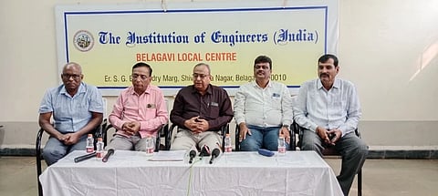 ಬೆಳಗಾವಿ ಶಿವಬಸವ ನಗರದ ದಿ.ಇನ್‌ಸ್ಟ್ಟಿಟ್ಯೂಟ್ ಆಫ್ ಇಂಜಿನಿಯರ್ಸ್ ಸಭಾಂಗಣದಲ್ಲಿ ಬುಧವಾರ ಸುದ್ದಿಗೋಷ್ಠಿಯಲ್ಲಿ ಸಿ.ಬಿ.ಹಿರೇಮಠ ಮಾತನಾಡಿದರು. ಎಸ್.ವೈ.ಕುಂದರಗಿ, ಡಾ.ವೆಂಕಟೇಶ, ವಿಲಾಸ ಬಾದಾಮಿ, ಎಸ್.ಎಂ.ಮೇಟಿ ಇತರರಿದ್ದರು.
