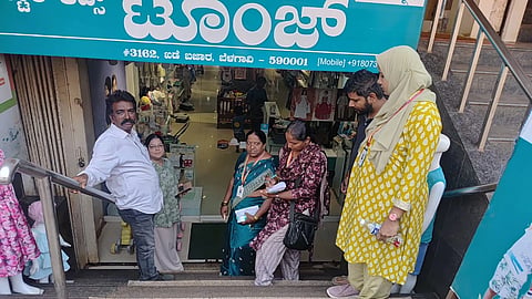 ಬೆಳಗಾವಿ ನಗರದ ಖಡೇಬಜಾರನಲ್ಲಿ ಅಂಗಡಿಕಾರರ ಪರವಾಗಿ ಪರಿಶೀಲನೆ ನಡೆಸಿದ ಪಾಲಿಕೆ ಅಧಿಕಾರಿ, ಸಿಬ್ಬಂದಿ ವರ್ಗ.