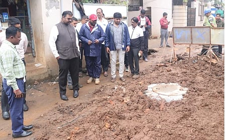  ಬೆಳಗಾವಿ ನಗರದ ಪಾಲಿಕೆ ಸುಭಾಷ ನಗರದಲ್ಲಿ  ಕಾರ್ತಿಕ.ಎಂ. ಭೇಟಿ ನೀಡಿದರು. ಅನೂಪ ಕನೋಜ, ಆದಿಲ್ ಖಾನ ಪಠಾಣ,  ವಿವೇಕ ಮಠದ ಇತರರಿದ್ದರು.