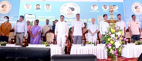 ಬೆಳಗಾವಿ ನಗರದ ಸಿಪಿಇಡಿ ಮೈದಾನದಲ್ಲಿ ಮಂಗಳವಾರ ಹಮ್ಮಿಕೊಂಡಿದ್ದ ಕರ್ನಾಟಕ ರಾಜ್ಯ ಮಾಲಿನ್ಯ ನಿಯಂತ್ರಣ ಮಂಡಳಿಯ 50 ವರ್ಷಗಳ ಸುವರ್ಣ ಮಹೋತ್ಸವ ಕಾರ್ಯಕ್ರಮದಲ್ಲಿ ಸಚಿವ ಸತೀಶ ಜಾರಕಿಹೊಳಿ, ಪಿ.ಎಂ.ನರೇಂದ್ರಸ್ವಾಮಿ, ಡಾ.ಪ್ರಭಾಕರ ಕೋರೆ, ಚನ್ನರಾಜ ಹಟ್ಟಿಹೊಳಿ ಇತರರಿದ್ದರು.