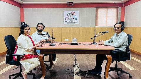 ಬೆಳಗಾವಿ ನಗರದ ಕೆಎಲ್‌ಇ ವೇಣುಧ್ವನಿ 90.4 ಎಫ್‌ಎಂ ರೇಡಿಯೋ ಕೇಂದ್ರದಲ್ಲಿ ಹಮ್ಮಿಕೊಂಡಿದ್ದ ಫೋನ್-ಇನ್ ಕಾರ್ಯಕ್ರಮದಲ್ಲಿ ಡಾ.ಕುಮಾರ ವಿಂಚುರಕರ್ ಮಾತನಾಡಿದರು. ಮನಿಷಾ ಪಿ.ಎಸ್., ಮಂಜುನಾಥ ಪೈ ಇತರರಿದ್ದರು.