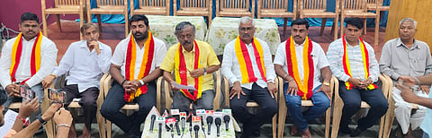 ಬೆಳಗಾವಿ ನಗರದ ಕನ್ನಡ ಸಾಹಿತ್ಯ ಭವನದಲ್ಲಿ ಮಂಗಳವಾರ ಕನ್ನಡಪರ ಸಂಘಟನೆಗಳ ಪದಾಧಿಕಾರಿಗಳು ಸಭೆ ನಡೆಸಿದರು. ಅಶೋಕ ಚಂದರಗಿ, ಮಹಾದೇವ ತಳವಾರ, ವಾಜೀದ್ ಹಿರೇಕೋಡಿ, ಮಲ್ಲಪ್ಪ ಅಕ್ಷರದ, ಸಾಗರ ಬೋರಗಲ್ಲ ಇತರರಿದ್ದರು.