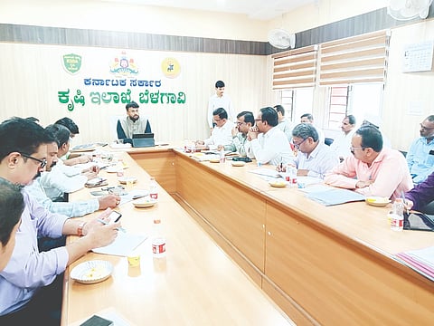ಬೆಳಗಾವಿ ನಗರದ ಕೃಷಿ ಇಲಾಖೆಯ ಜಂಟಿ ಕೃಷಿ ನಿರ್ದೇಶಕರ ಕಚೇರಿಯ ಸಭಾಂಗಣದಲ್ಲಿ ಮಂಗಳವಾರ ಸಭೆಯಲ್ಲಿ ರಾಹುಲ ಶಿಂಧೆ ಮಾತನಾಡಿದರು. ಎಚ್.ಡಿ.ಕೋಳೆಕರ, ರವಿ ಬಂಗಾರೆಪ್ಪ ಇತರರಿದ್ದರು.