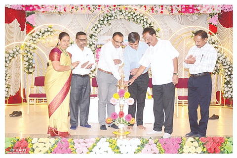 ಅಂಕಲಿಯ ಕೆಎಲ್‌ಇ ಸಂಸ್ಥೆಯ ಶ್ರೀಮತಿ ಶಾರದಾದೇವಿ ಕೋರೆ ಪ್ರೌಢಶಾಲೆಯಲ್ಲಿ ಹಮ್ಮಿಕೊಂಡಿದ್ದ ಸ್ನೇಹಸಮ್ಮೇಳನಕ್ಕೆ ಗಣ್ಯರು ಚಾಲನೆ ನೀಡಿದರು. ಆರ್.ಎಸ್.ಸೀತಾರಾಮ, ಡಾ.ಶಂಕರ ತೋರಸೆ, ಜ್ಯೋತಿ ತಮ್ಮಗೌಡ, ಸುರೇಶ ಪಾಟೀಲ, ವಿಜಯ ನಾಯಕ ಇತರರಿದ್ದರು.