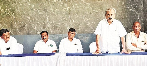 ಮಳವಳ್ಳಿ ಸಮೀಪದ ತಮ್ಮಡಹಳ್ಳಿ ಬಳಿ ಆಯೋಜಿಸಿದ್ದ ಸಭೆಯಲ್ಲಿ ಎಂ.ಸಿ.ವೀರೇಗೌಡ ಮಾತನಾಡಿದರು. ಡಾ.ಚಂದ್ರಶೇಖರ್, ನಟೇಶ್,ಜವರೇಗೌಡ ಇದ್ದರು.