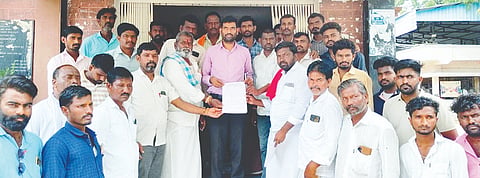 ಮಾನ್ವಿ ತಹಸೀಲ್ದಾರ್ ಭೀಮರಾಯ ರಾಮಸಮುದ್ರಗೆ ಸಿಪಿಐ ಎಂಎಲ್ ಪ್ರಮುಖರು ಮನವಿ ಸಲ್ಲಿಸಿದರು. 