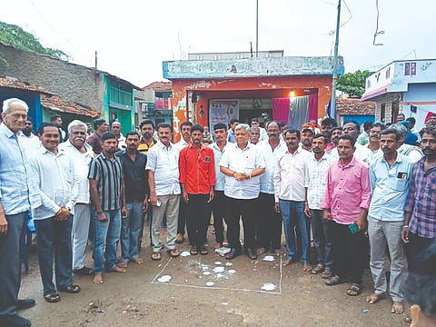 ಚಿಕ್ಕೂಪ್ಪ ಗ್ರಾಮದಲ್ಲಿ ಅಭಿವೃದ್ಧಿ ಕಾಮಗಾರಿಗಳಿಗೆ ಸಂಸದ ಜಗದೀಶ ಶೆಟ್ಟರ ಭೂಮಿಪೂಜೆ ನೆರವೇರಿಸಿದರು. ವಿ.ಐ.ಪಾಟೀಲ, ಜಗದೀಶ ಮೆಟಗುಡ್ಡ, ವಿಜಯ ಮೆಟಗುಡ್ಡ, ಮಡಿವಾಳಪ್ಪ ಹೋಟಿ, ಸುಭಾಸ ತುರಮರಿ ಇತರರಿದ್ದರು.