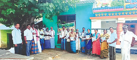  ಮಾಯಕೊಂಡ ಹೋಬಳಿ ಅಣ್ಣಾಪುರ ಗ್ರಾಮದಲ್ಲಿ ಗುರುವಾರ ಮಾಯ ಕೊಂಡ ರೈತ ಸಂಪರ್ಕ ಕೇಂದ್ರದ ಕೃಷಿ ಅಧಿಕಾರಿ ಕೆ ಬೀರಪ್ಪ ರಾಷ್ಟ್ರೀಯ ಆಹಾರ ಭದ್ರತಾ ಯೋಜನೆಡಿಯಲ್ಲಿ  ಮುಂಗಾರು ಹಂಗಾಮಿನ ದ್ವಿದಳಧಾನ್ಯ ತೊಗರಿ ಬೀಜವನ್ನು ಉಚಿತವಾಗಿ ರೈತರಿಗೆ ವಿತರಣೆ ಮಾಡಿದರು. crop