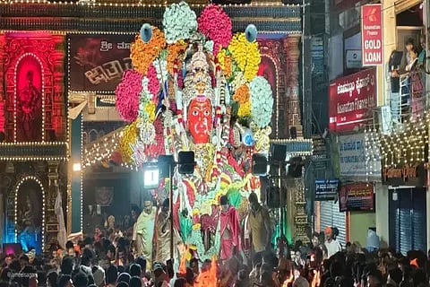 ಮಾರಿಕಾಂಬೆಯನ್ನು ತವರುಮನೆಯಿಂದ ಗಂಡನ ಮನೆಗೆ ರಾಜಬೀದಿ ಉತ್ಸವದ ಮೂಲಕ ಕರೆತರುತ್ತಿರುವುದು.